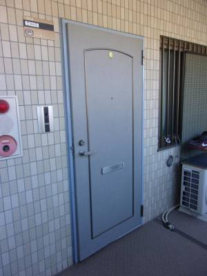 ミネトーヨー住器のマンションドア カバ-工事【動画あり】の施工前の写真1