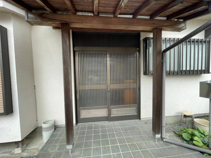ミネトーヨー住器の玄関引戸 リシェントⅡ カバ-工法の施工前の写真1