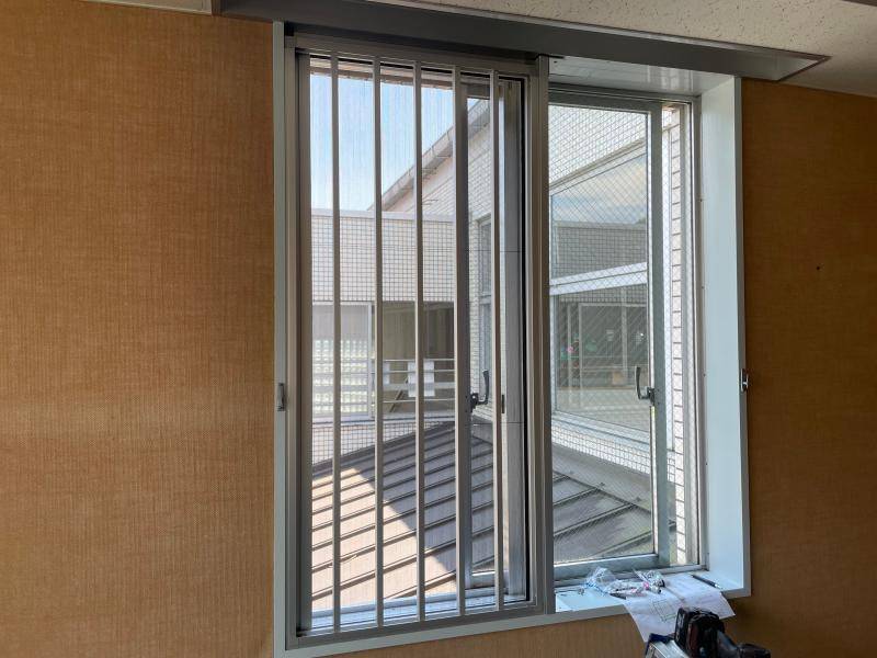 ミネトーヨー住器の【動画有】プリ-ツ網戸と転倒防止用の面格子取り付け工事の施工後の写真1