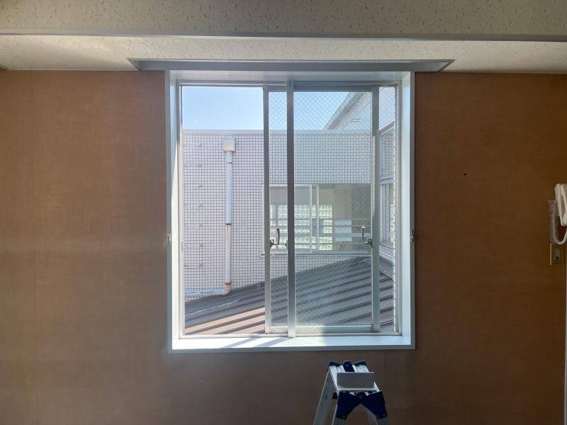 ミネトーヨー住器の【動画有】プリ-ツ網戸と転倒防止用の面格子取り付け工事の施工前の写真1