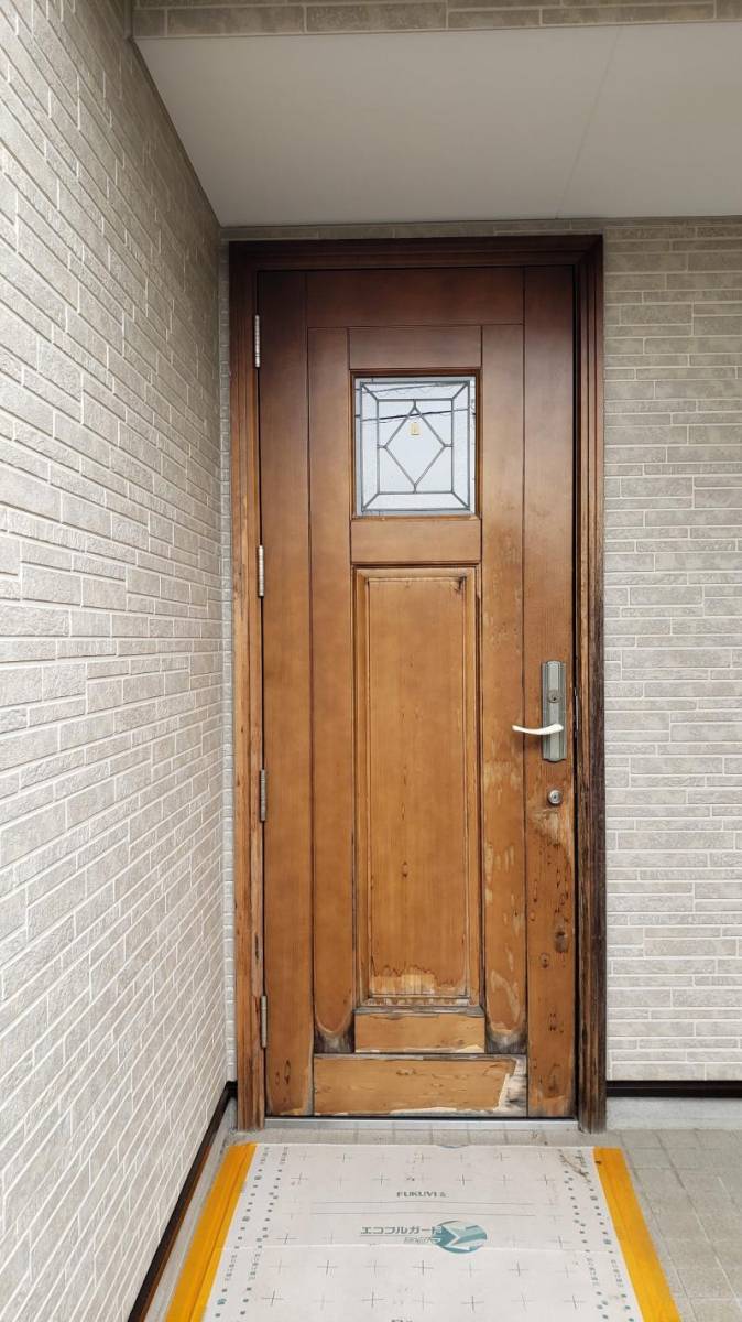 ミネトーヨー住器のリシェントⅢ玄関ドアカバ-工法の施工前の写真1