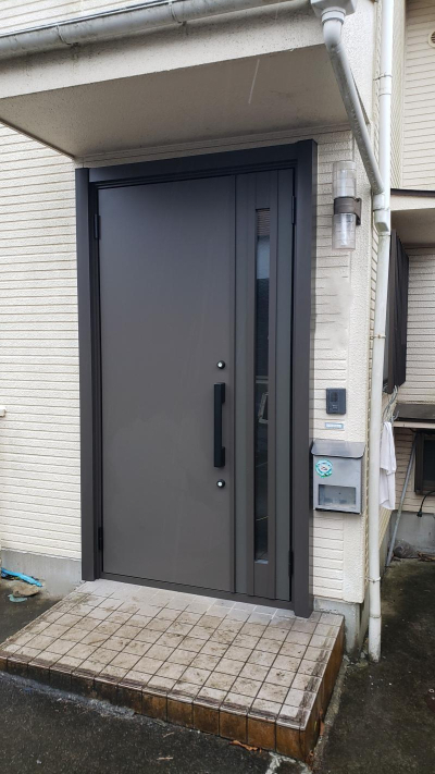 ミネトーヨー住器の【八王子市】リシェントⅢM17型 玄関ドア カバ-工事 の施工後の写真1