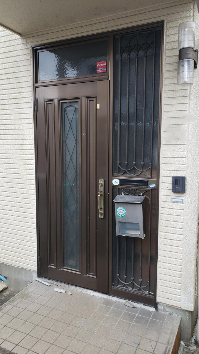 ミネトーヨー住器の【八王子市】リシェントⅢM17型 玄関ドア カバ-工事 の施工前の写真1