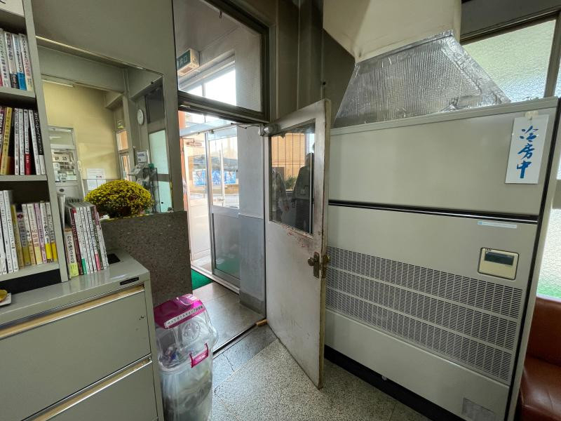 ミネトーヨー住器の【八王子市】ロンカラ-ガラスドアカバ-工事の施工前の写真1