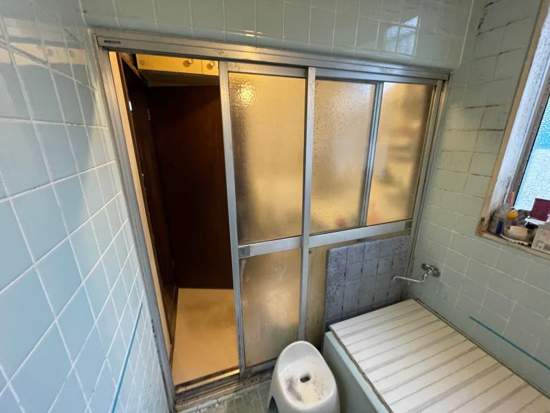ミネトーヨー住器の【府中市】 浴室引戸(引き違い戸)カバ-工事の施工前の写真1