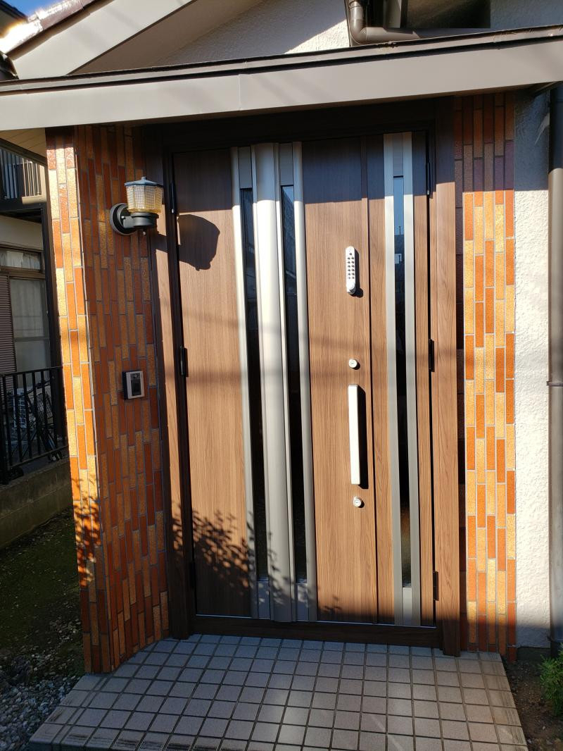 ミネトーヨー住器の【八王子市】LIXIL リシェントⅢリフォ-ム玄関ドアカバ-工事の施工後の写真1