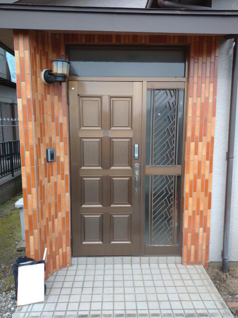 ミネトーヨー住器の【八王子市】LIXIL リシェントⅢリフォ-ム玄関ドアカバ-工事の施工前の写真1