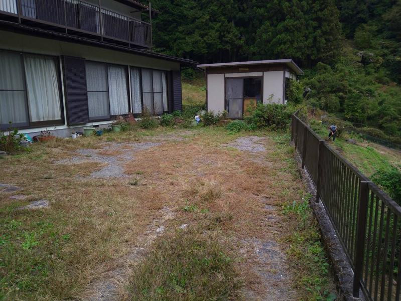 ミネトーヨー住器の【檜原村】 LIXIL フ-ゴR1500カーポ-ト取付け工事の施工前の写真1