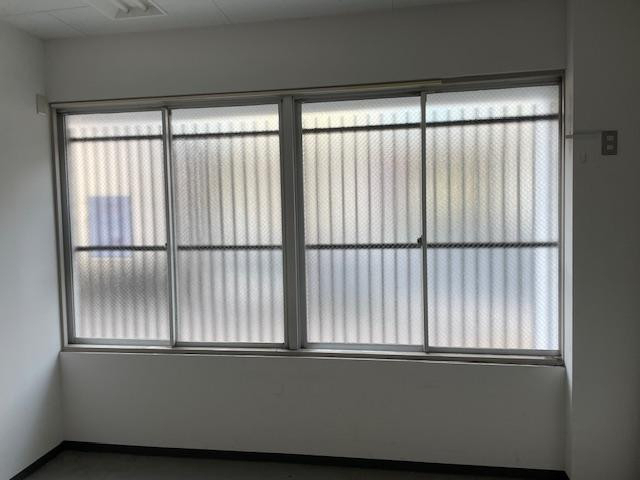 ミネトーヨー住器の【横須賀市】テナント改修工事 アルミ板からガラスに交換工事に伺いました。の施工後の写真1