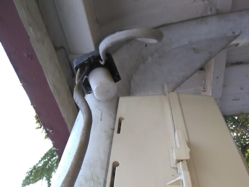 ミネトーヨー住器の【八王子市】私立中学・高等学校バスターミナル通路 電気工事 自動点滅器交換工事の施工前の写真1