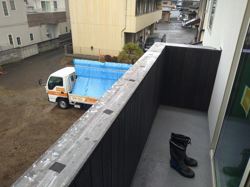 ミネトーヨー住器の【動画有】山梨県上野原市 ベランダアルミ笠木手摺工事の施工前の写真1