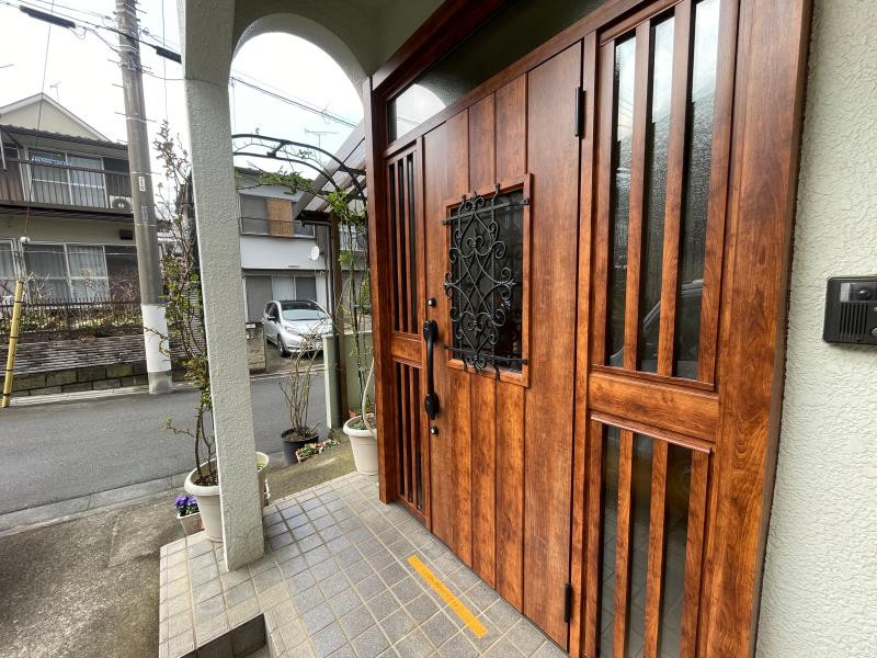 ミネトーヨー住器の【あきる野市・2024年度補助金対象商品】リシェント玄関ドアⅢ 41型 両袖ランマ付 取付工事の施工後の写真1