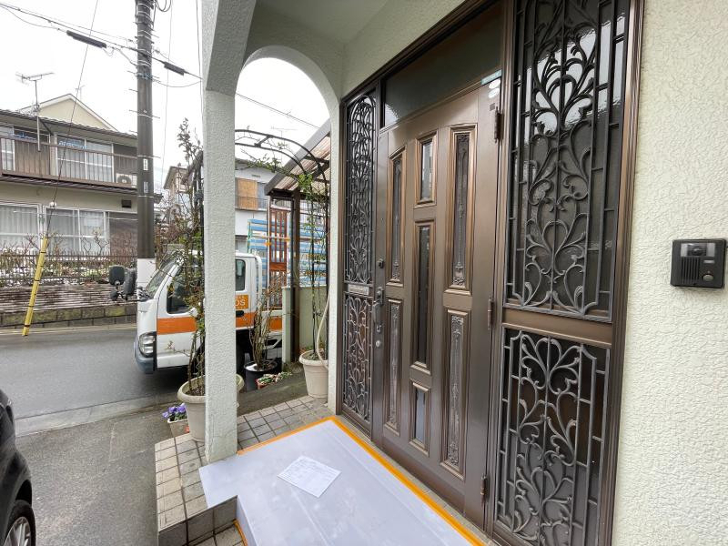 ミネトーヨー住器の【あきる野市・2024年度補助金対象商品】リシェント玄関ドアⅢ 41型 両袖ランマ付 取付工事の施工前の写真1
