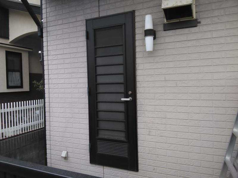 ミネトーヨー住器の【八王子市】リシェント 勝手口ドア 断熱仕様 H型カバー工事の施工前の写真1