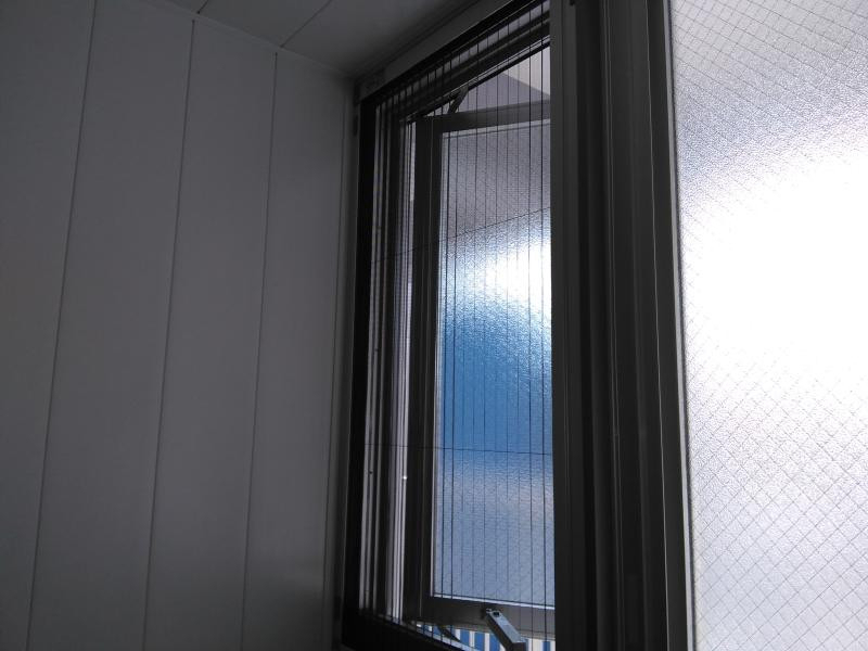 ミネトーヨー住器の【八王子市】病院 新規横引き収納網戸 取付工事の施工後の写真1