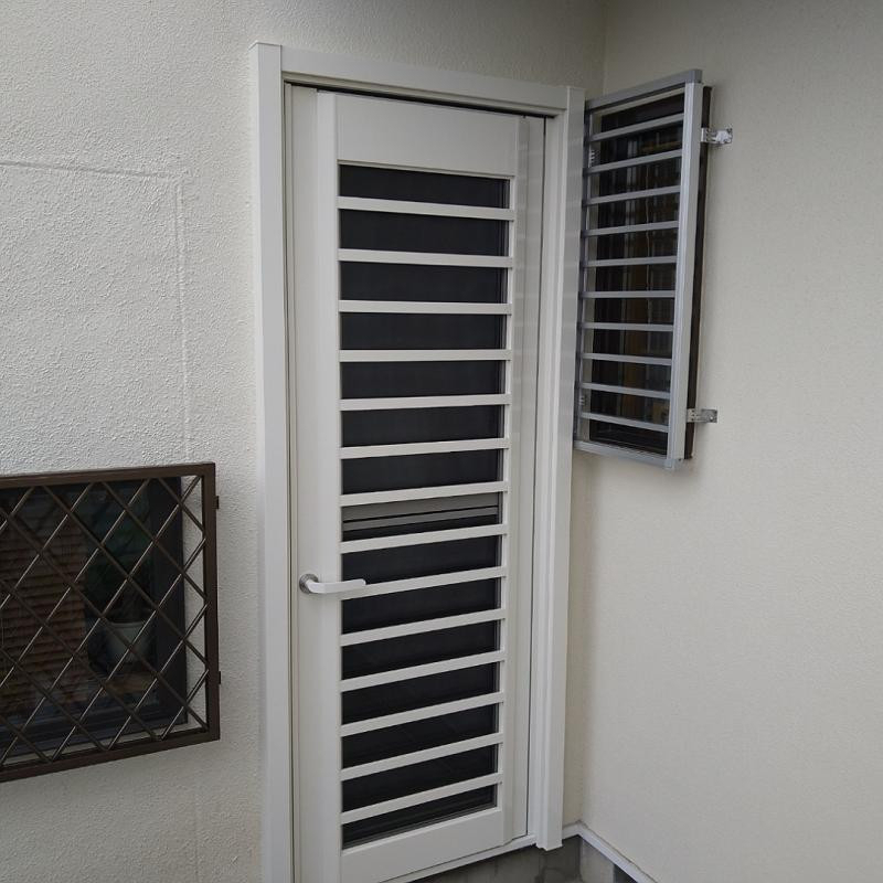 ミネトーヨー住器の【府中市】リシェント勝手口ドア 断熱仕様 カバー工事の施工後の写真1