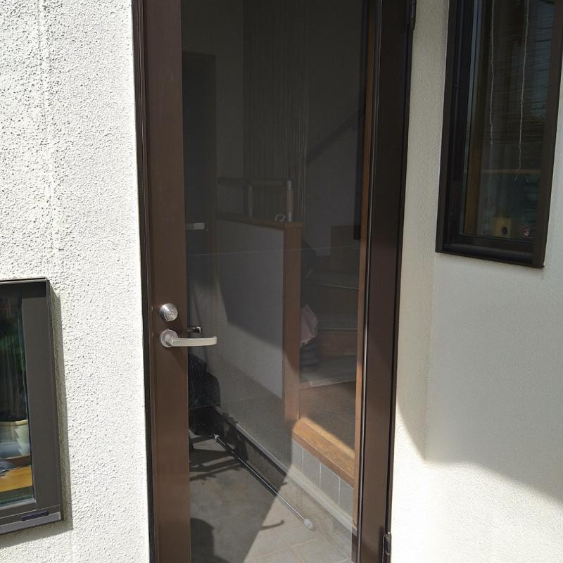 ミネトーヨー住器の【府中市】リシェント勝手口ドア 断熱仕様 カバー工事の施工前の写真1
