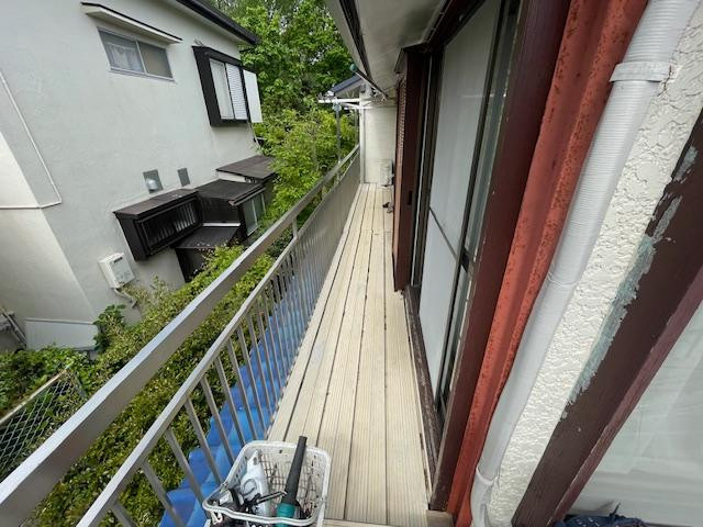 ミネトーヨー住器の【日野市】LIXL ビューステージデッキボード(グレー)ベランダデッキ交換工事の施工前の写真1