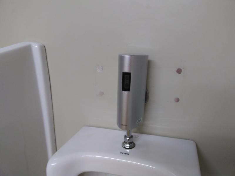 ミネトーヨー住器の【八王子市】大学・高等学校 トイレ小便器フラッシュバルブ交換工事の施工後の写真1