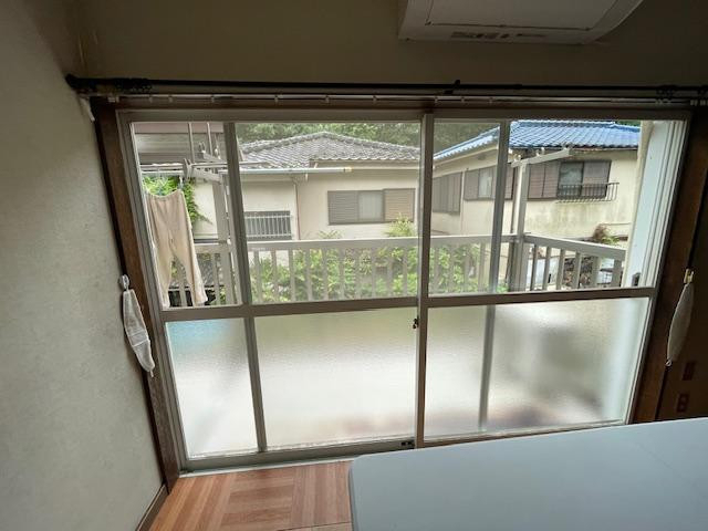 ミネトーヨー住器の【動画有】八王子市 カバー工法 取替窓「リプラス居室用TWタイプ」工事の施工前の写真1