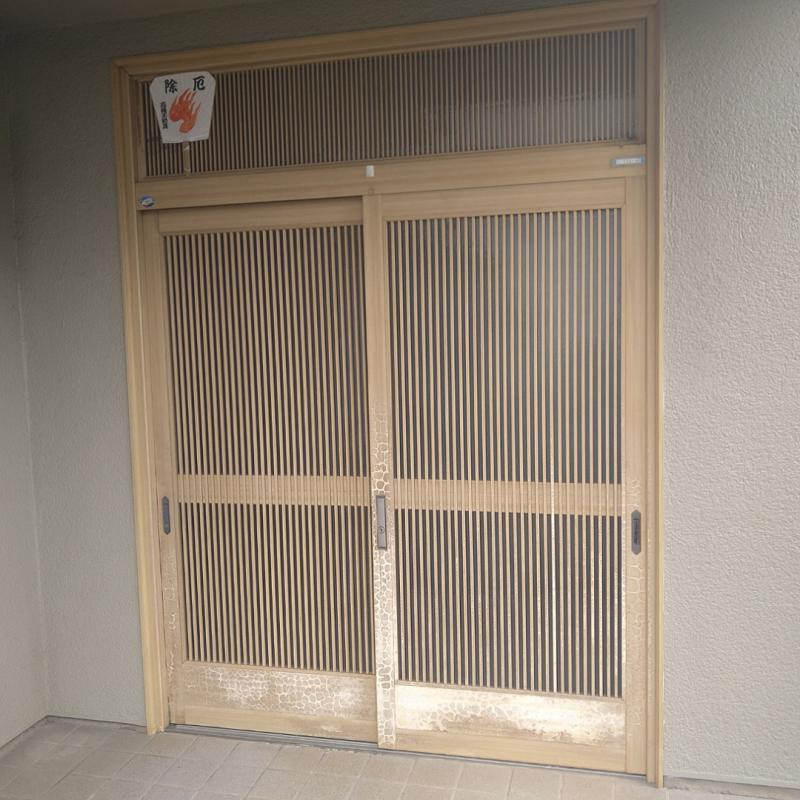 ミネトーヨー住器の【八王子市】リシェント玄関引戸Ⅱ SG仕様 S52型 万本格子カバー工事の施工前の写真1