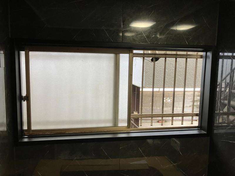 ミネトーヨー住器の【立川市】防音・断熱内窓インプラス 浴室用、引き違い取付工事の施工前の写真1