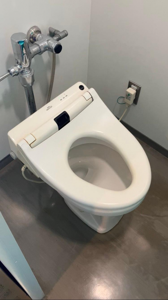 ミネトーヨー住器の【動画有・八王子市】私立大学、高等学校 ウォシュレット 取替取付工事の施工前の写真1