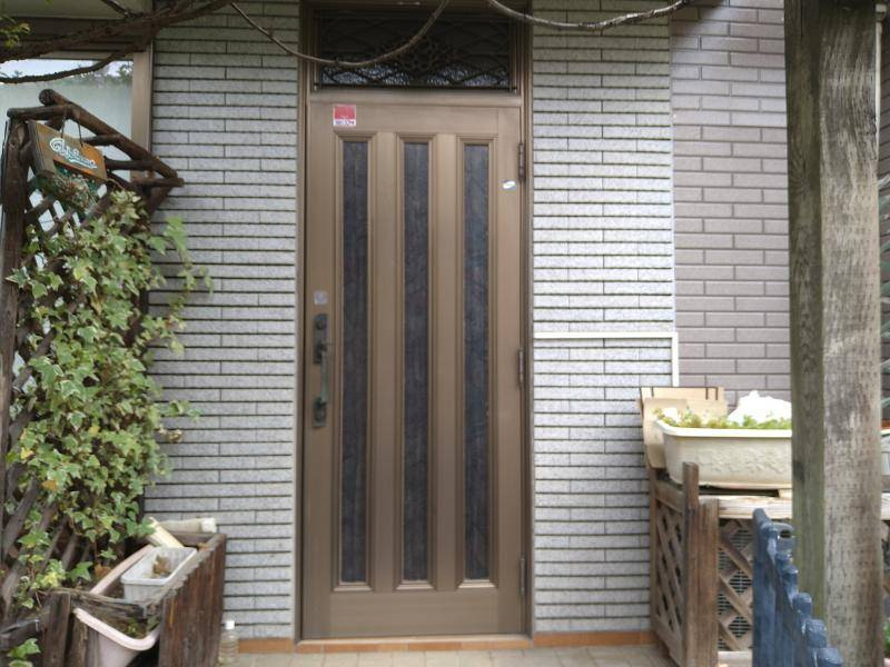 ミネトーヨー住器のリシェント 玄関ドアの施工前の写真1