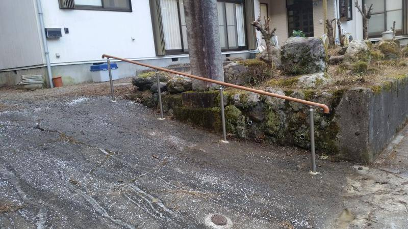 ミネトーヨー住器の手摺グリップライン(ガードフォ-カ-)取り付けの施工後の写真1