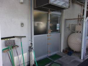 ミネトーヨー住器のアルミドア カバ-工事の施工前の写真1
