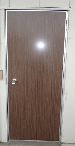 県南サッシトーヨー住器の倉庫入口ドア 汎用ドア リフォームの施工後の写真1