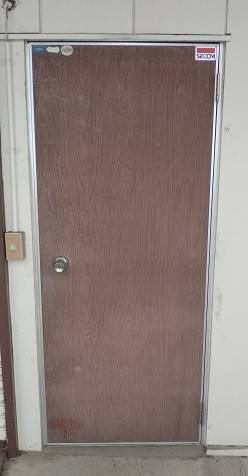 県南サッシトーヨー住器の倉庫入口ドア 汎用ドア リフォームの施工前の写真1