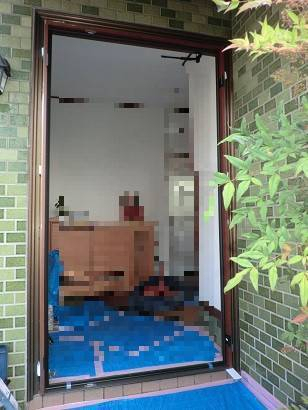 県南サッシトーヨー住器の玄関が変われば、暮らしが変わる。重厚デザイン LIXIL 玄関リフォーム【リシェント】の施工前の写真2