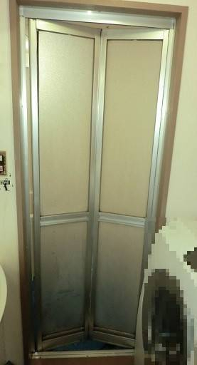県南サッシトーヨー住器の浴室中折ドア カバー工法の施工前の写真1