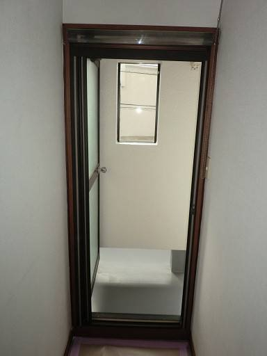 県南サッシトーヨー住器の横引き収納網戸 勝手口ドア用収納式網戸 しまえるんですα 取付工事の施工前の写真1