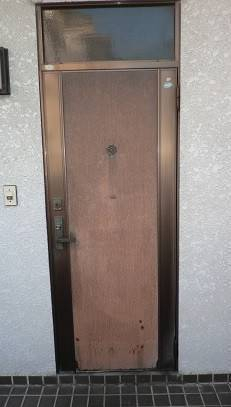 県南サッシトーヨー住器の快適な玄関ドアへリフォーム LIXIL玄関ドアリフォーム リシェントの施工前の写真1