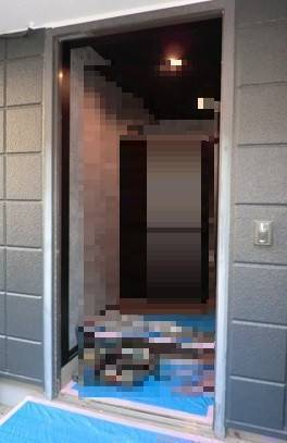 県南サッシトーヨー住器の断熱性能アップ・防犯性アップ 玄関ドアへリフォーム LIXIL リシェントの施工前の写真2