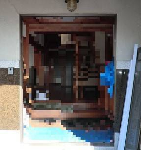 県南サッシトーヨー住器の玄関引戸から玄関ドアへリフォーム LIXIL 1dayリフォーム リシェントの施工前の写真2