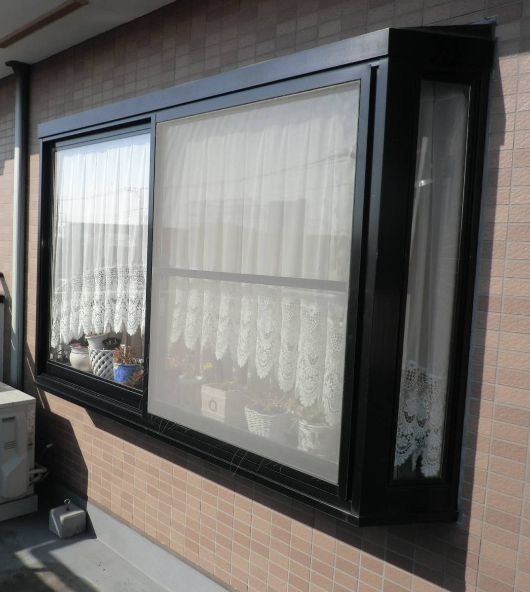 県南サッシトーヨー住器の防犯対策がされている家 リビング窓 ヒシクロス面格子 取付の施工前の写真2