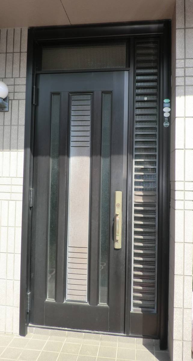 県南サッシトーヨー住器の玄関リフォーム トステム リシェント 1日で玄関ドアリフォーム カバー工法の施工前の写真1