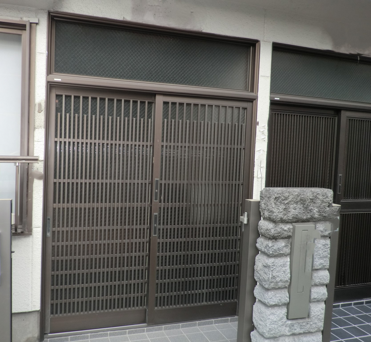 県南サッシトーヨー住器の1日で玄関を一新! 玄関引戸リフォーム 二世帯住宅 ガラス部断熱性能アップ!おすすめ『PG仕様』の施工前の写真1