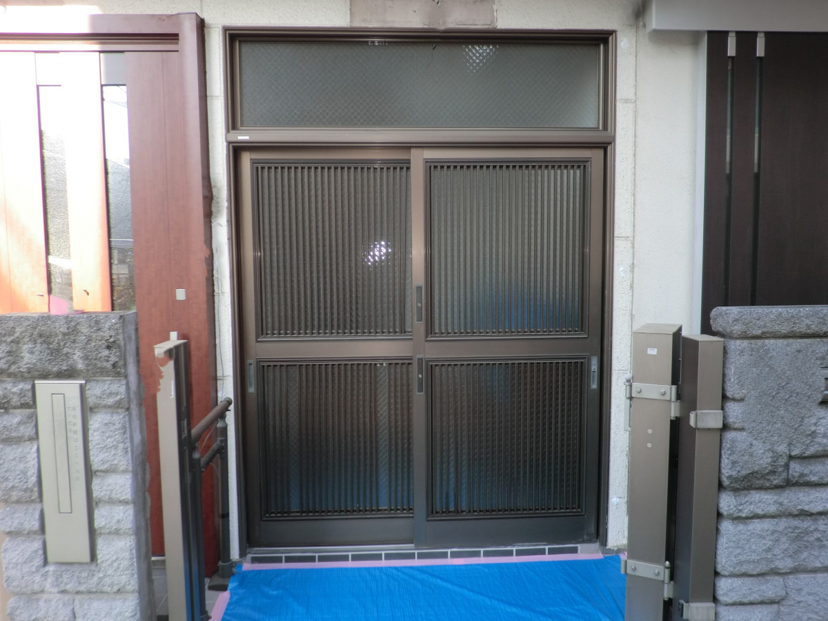 県南サッシトーヨー住器の1日で玄関を一新! 玄関引戸リフォーム 二世帯住宅 ガラス部断熱性能アップ!おすすめ『PG仕様』の施工前の写真3