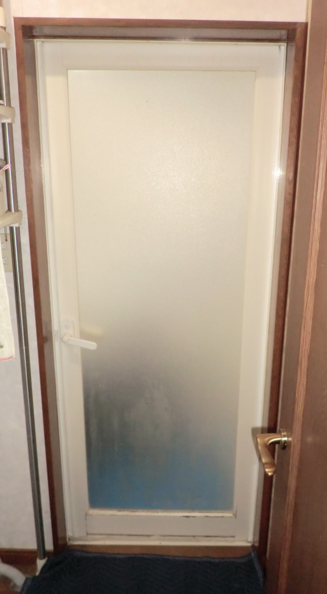 県南サッシトーヨー住器の古くなった浴室ドアを、カンタン工事でパッと交換。壁工事不要でスピーディー!既設ドアのメーカー問わずの施工前の写真1