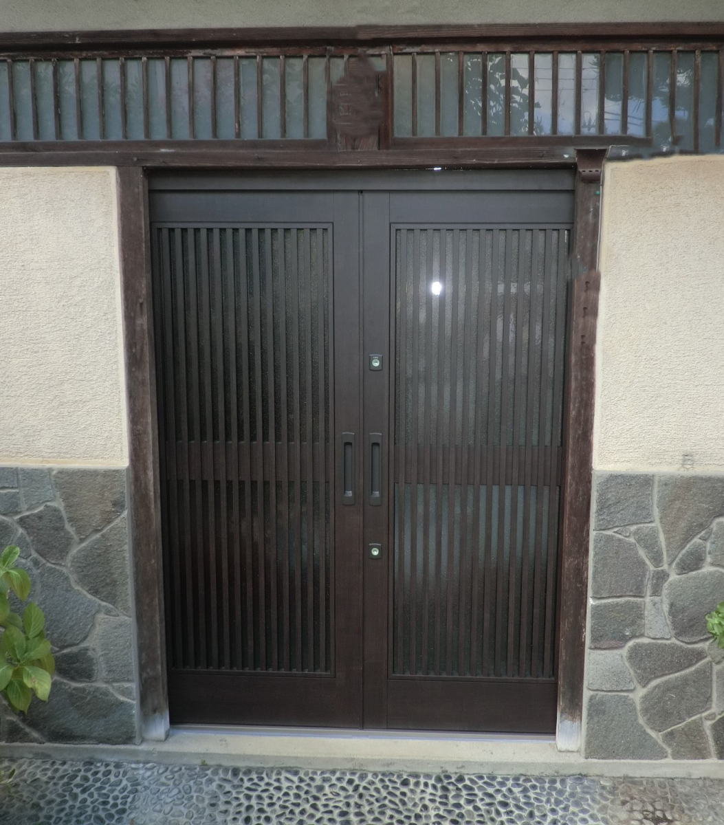 県南サッシトーヨー住器のLIXIL 玄関引戸 花伝k6 断熱性にすぐれた断熱引戸、リーズナブルで多彩なデザインをご用意の施工後の写真1