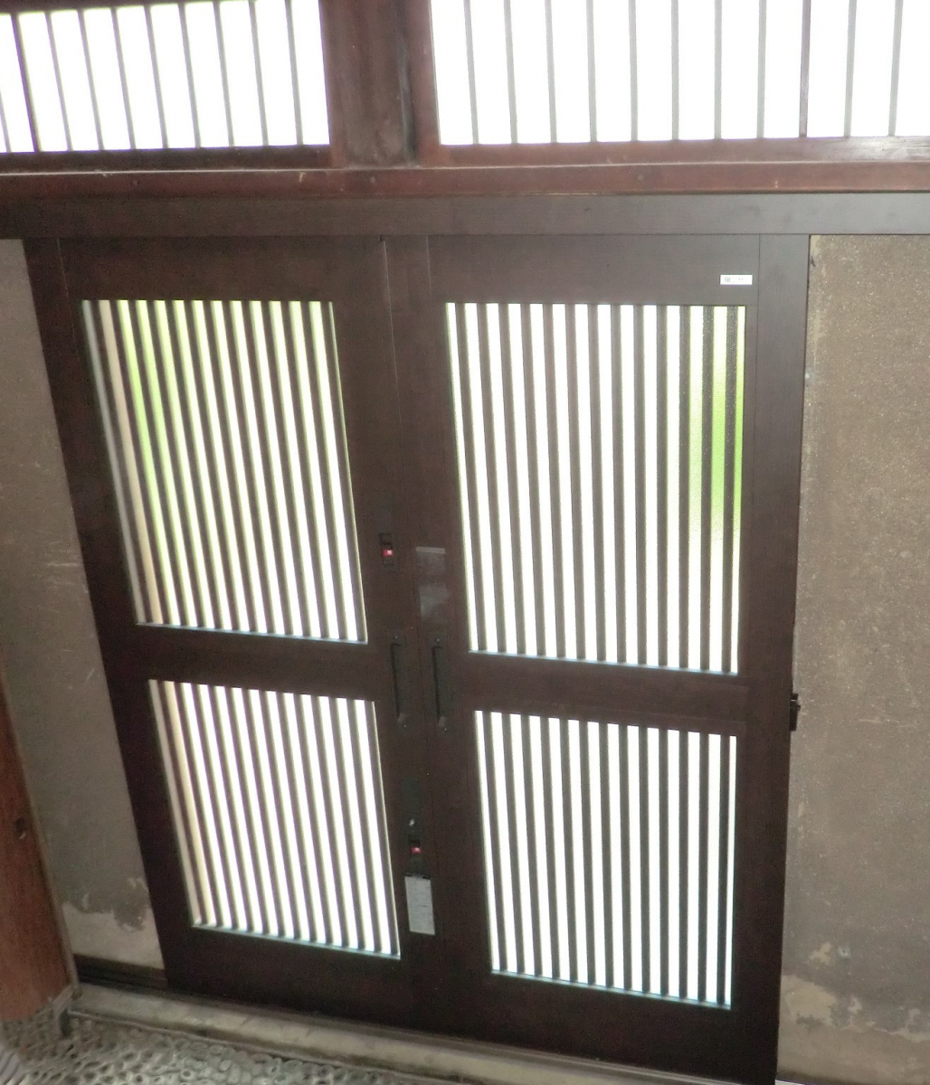 県南サッシトーヨー住器のLIXIL 玄関引戸 花伝k6 断熱性にすぐれた断熱引戸、リーズナブルで多彩なデザインをご用意の施工後の写真2