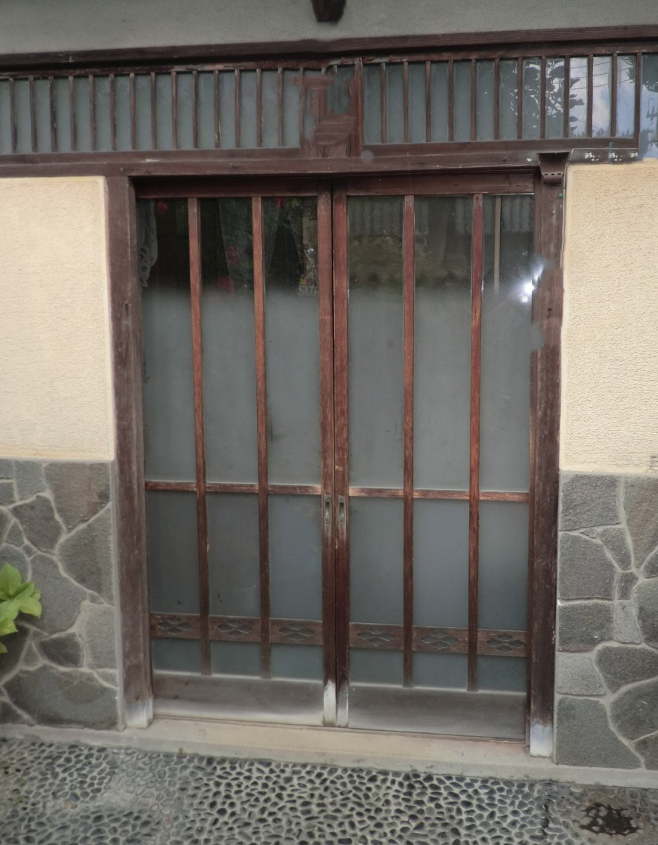 県南サッシトーヨー住器のLIXIL 玄関引戸 花伝k6 断熱性にすぐれた断熱引戸、リーズナブルで多彩なデザインをご用意の施工前の写真1