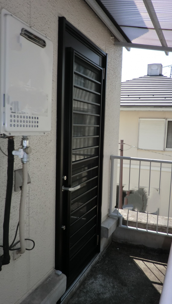県南サッシトーヨー住器の風と光を通して心地よく。【リシェント勝手口ドアリフォーム】 家事をしている間に1日でリフォーム完了。の施工後の写真1
