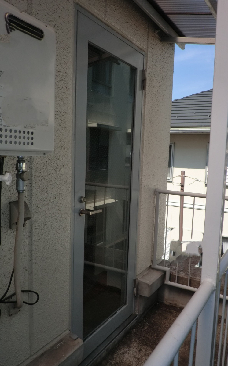 県南サッシトーヨー住器の風と光を通して心地よく。【リシェント勝手口ドアリフォーム】 家事をしている間に1日でリフォーム完了。の施工前の写真1