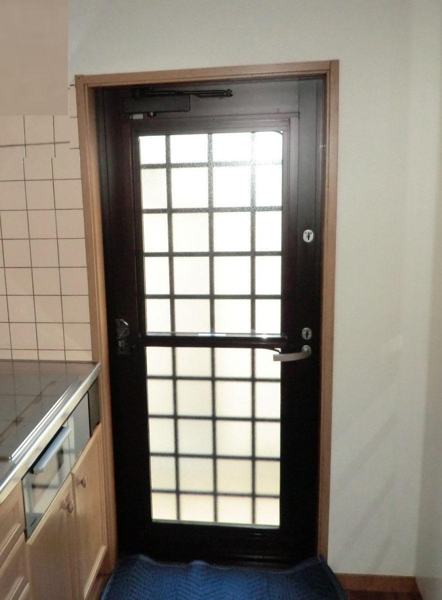 県南サッシトーヨー住器の1年中、毎日使うキッチン。 冬の朝、キッチンの足元が寒い… 夏、料理を作っていると汗だく…を解決!!の施工前の写真1
