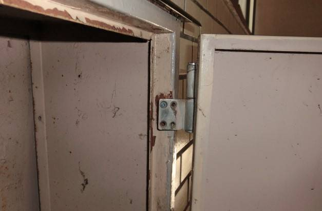 県南サッシトーヨー住器の点検口ドア 交換工事の施工前の写真1